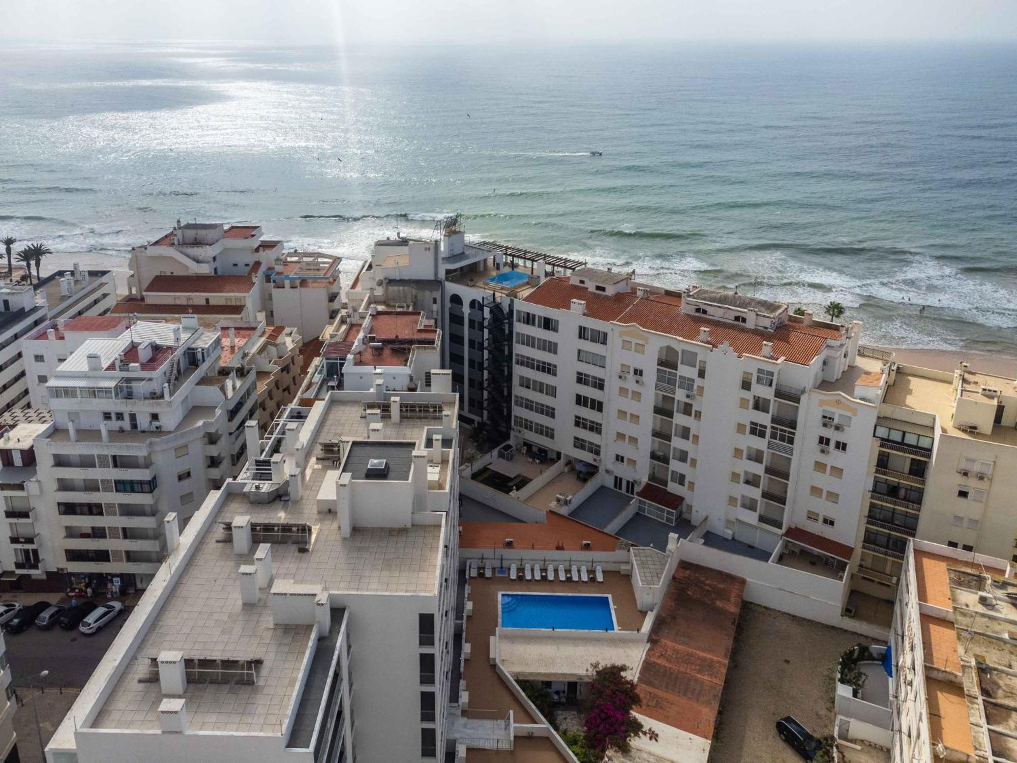 Apartment Caravelas 2-bedroom With Pool - 50m From The Armacao de Pera